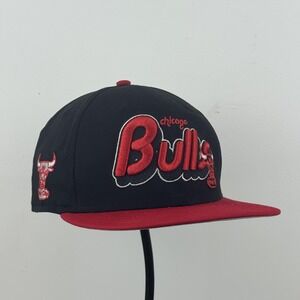 Chicago Bulls Hat Cap Snap Back NBA Basketball Script Red Black Mens New Era